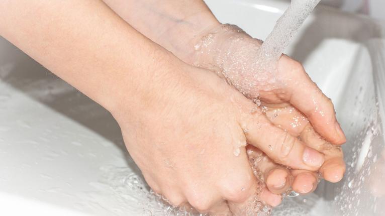 Hände unter Wasser halten und waschen