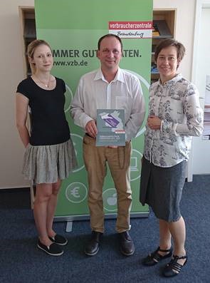 FDP-Kandidat Jens Dörschmann und seine Mitarbeiterin Carolin Zernick zu Besuch bei Katarzyna Guzenda (r.) von der Verbraucherzentrale in Frankfurt (Oder).