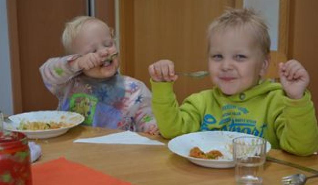 Kinder in der Kita Simsalabim am Esstisch