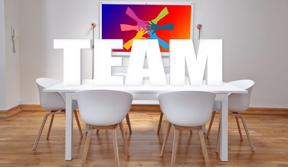 Stühle um einen Tisch