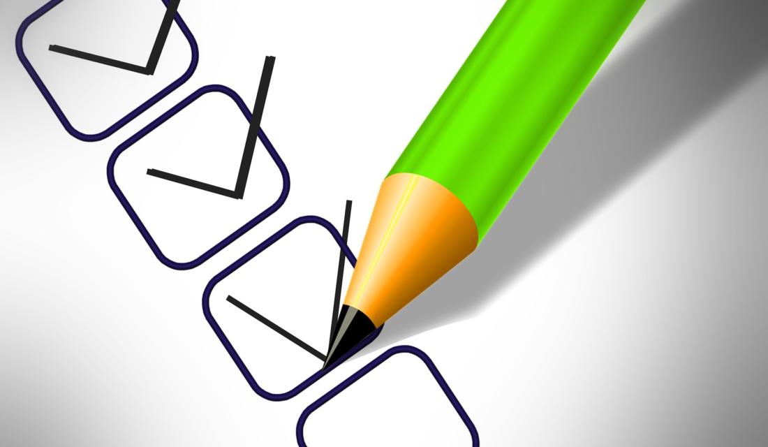 Checkliste mit Kästchen und Stift