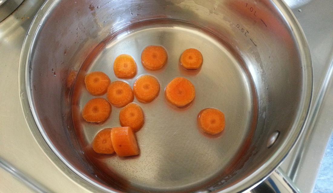 Kochtopf mit Möhren