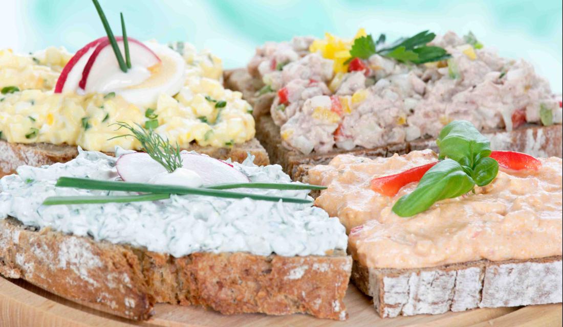 Brotviertel mit verschiedenen Brotaufstrichen
