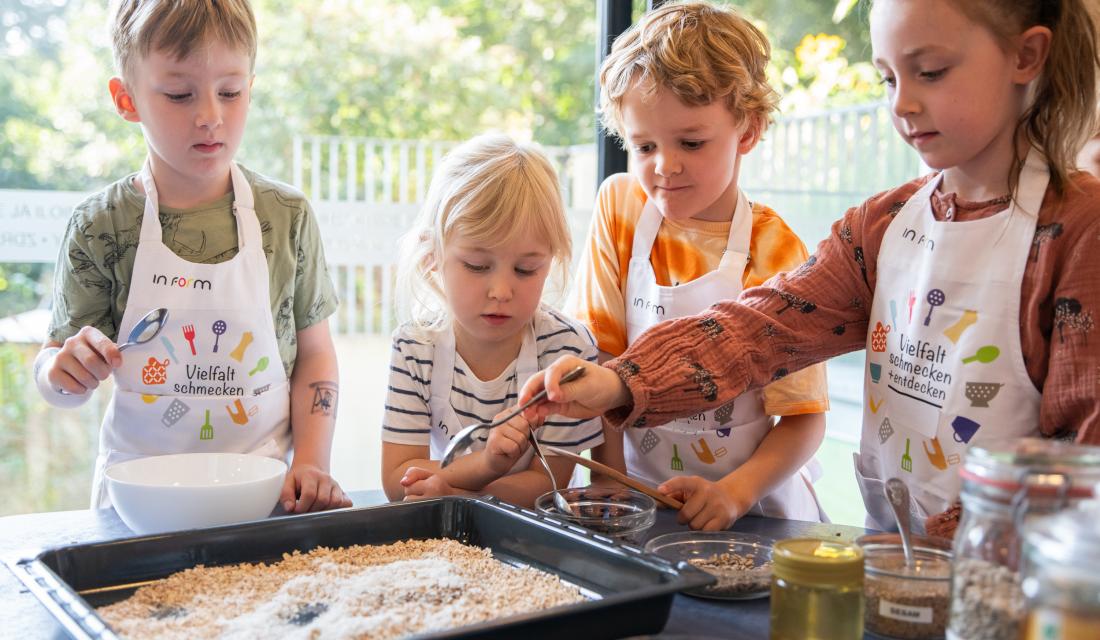 Kinder bereiten Granola zu