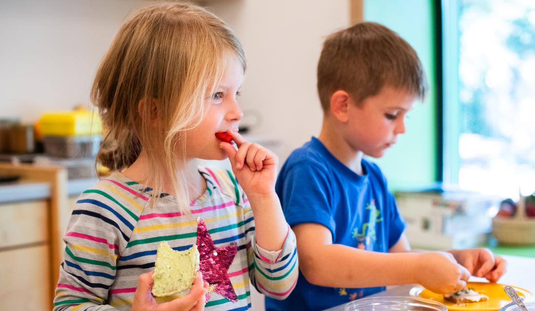 Ernährungsbildungsaktion mit Kindern. Brote schmieren.