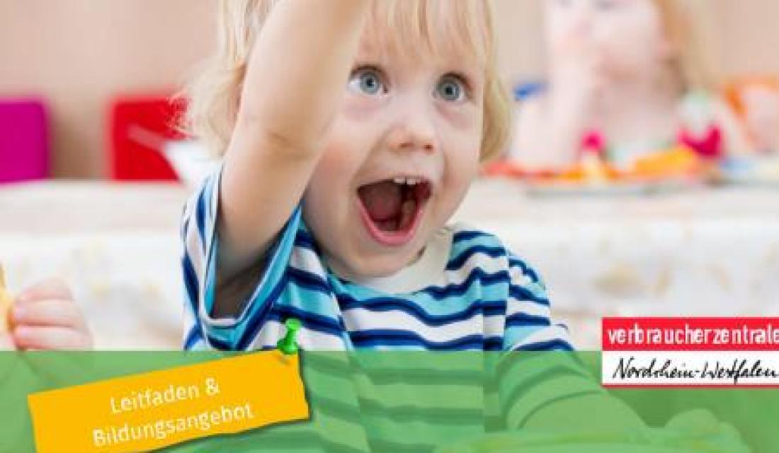 Kind mit gelber Kochmütze