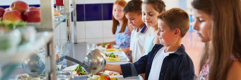 Kinder an der Essensausgabe einer Schulmensa