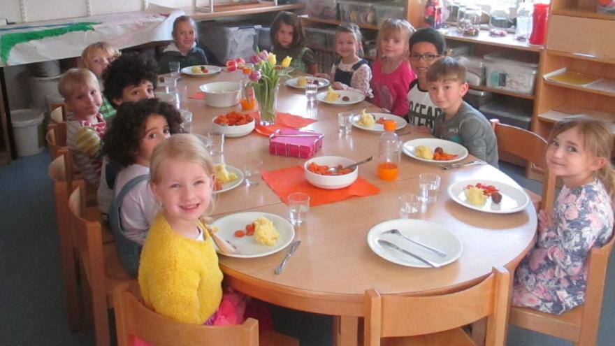 Kinder in der Kita Himmelszelt am Esstisch
