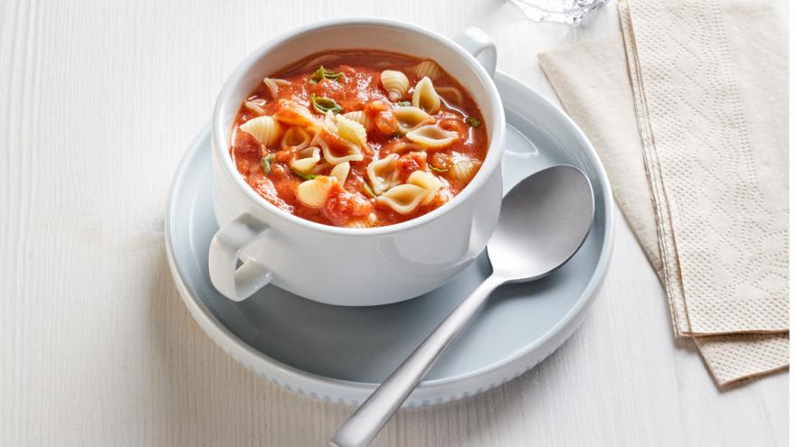 Vegetarische Tomatensuppe mit Nudeln in einer Suppentasse
