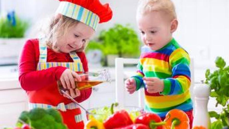 Kinder bereiten Lebensmittel zu