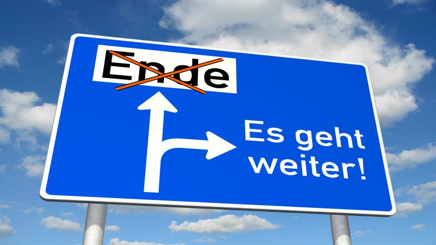 Schild mit zwei Pfeilen. Ein Pfeil zeigt an: Es geht weiter.