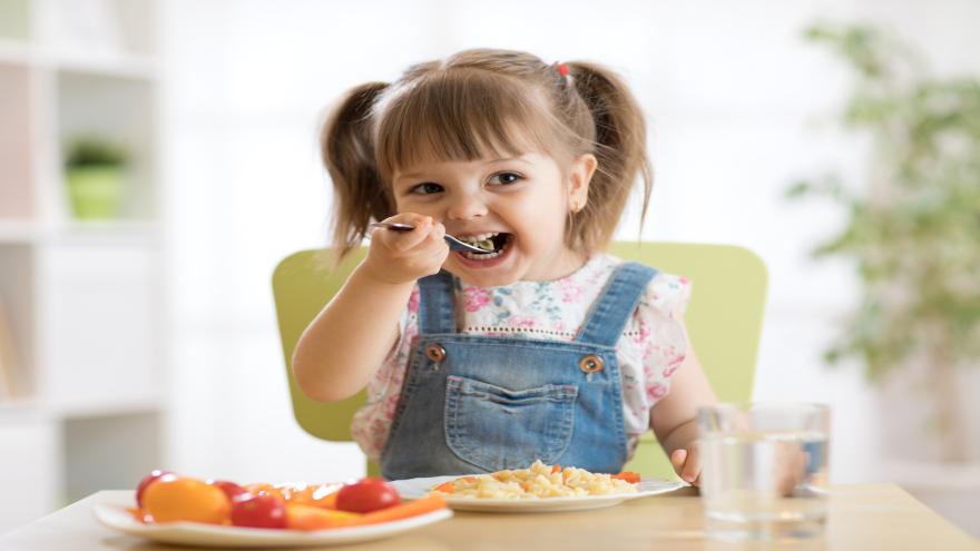 Kind isst gesundes Essen zu Hause