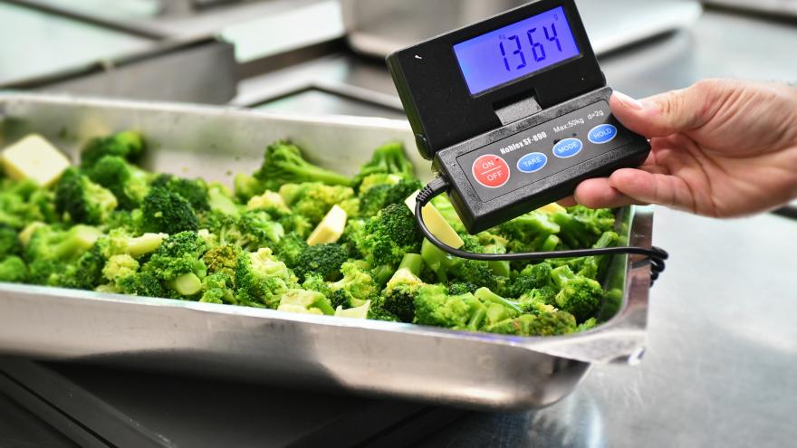 Brokkoli in der Küche wiegen
