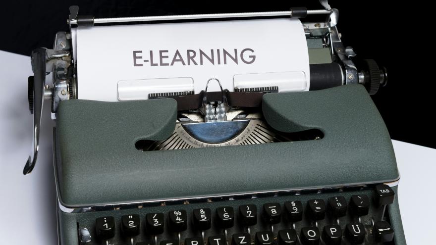 Schreibmaschine mit Papier, auf dem E-Learning steht