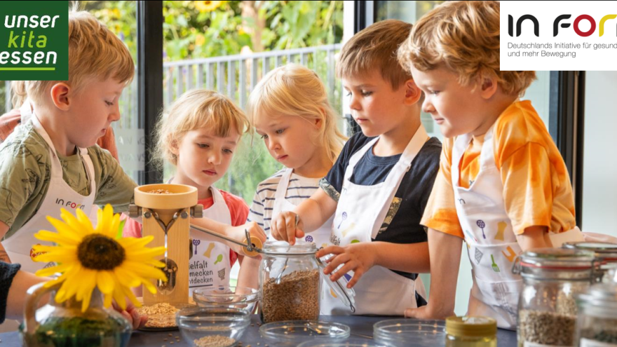 Kinder in einer Kita erkunden Lebensmittel wie Hafer und Kerne.