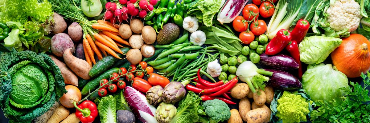 Lebensmittel-Hintergrund mit einer Auswahl an frischem Gemüse