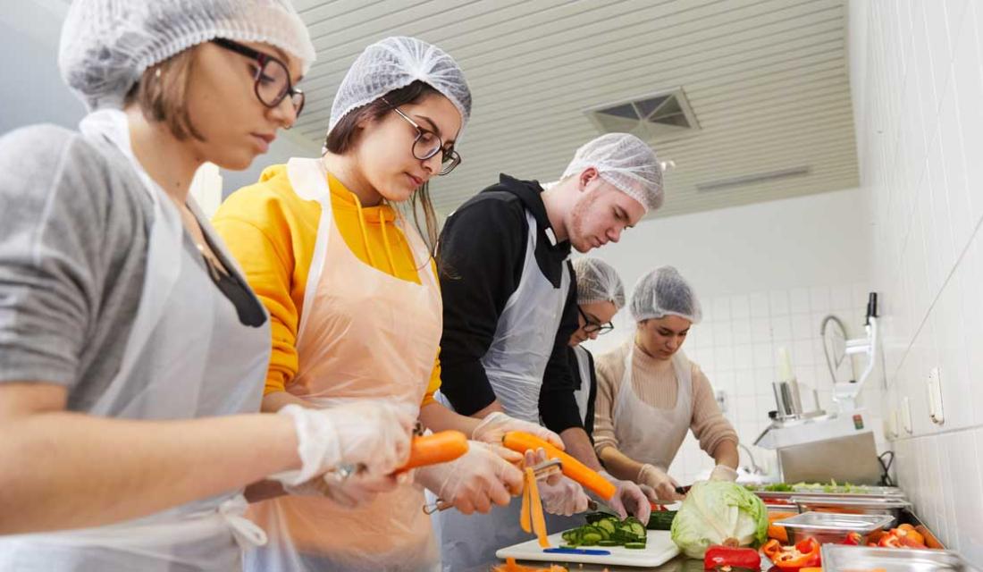 Schülerinnen und Schüler arbeiten in der Küche